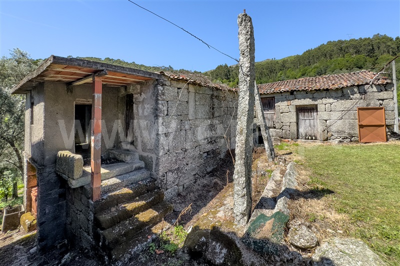 Moradia Rústica / Amares, Vilela, Seramil e Paredes Secas