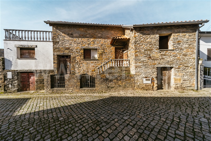 Moradia Rústica T3 / Covilhã, Erada
