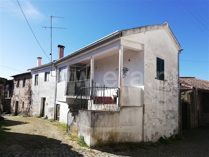 Moradia em aldeia pitoresca e tranquila.
Boa exposição solar.