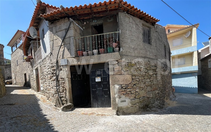 Moradia Rústica T6 / Armamar, Aricera e Goujoim