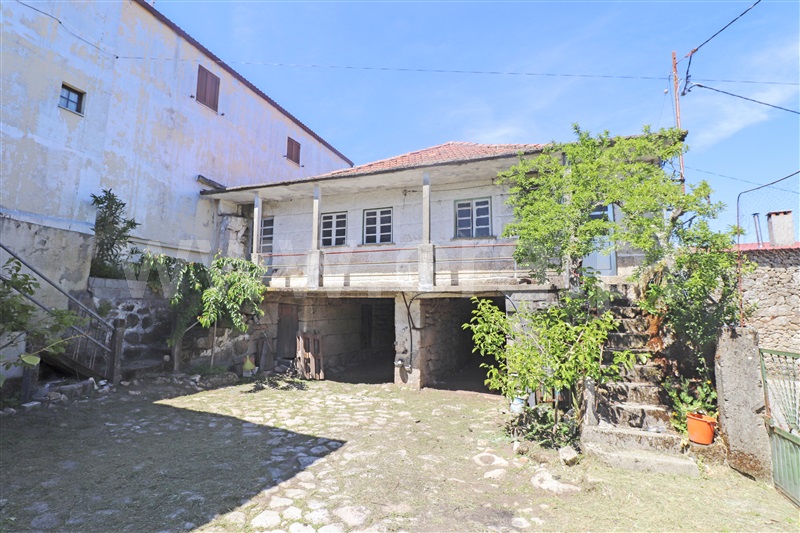 Moradia / Sátão, Duas Igrejas