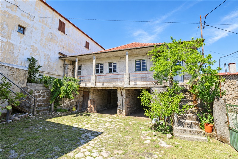 Moradia / Sátão, Duas Igrejas