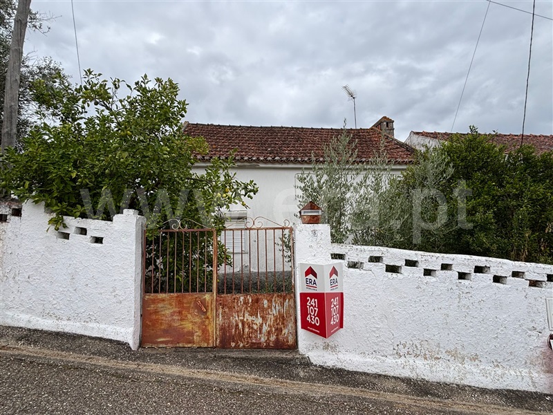 Moradia T2 / Abrantes, Barrada