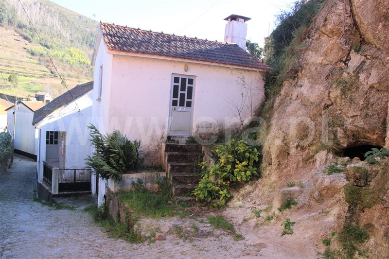 Moradia T2 / Baião, Teixeira e Teixeiró