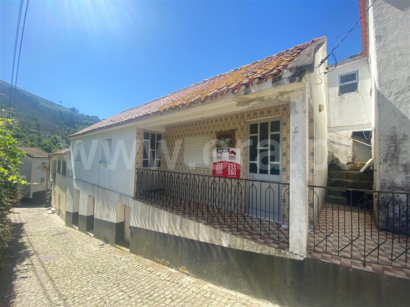 Moradia T2 / Baião, Teixeira e Teixeiró