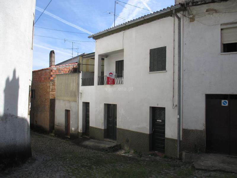 Moradia T2 / Fundão, Capinha
