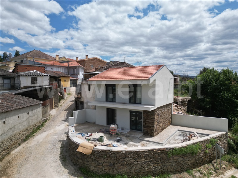Moradia T2 / Mirandela, Múrias