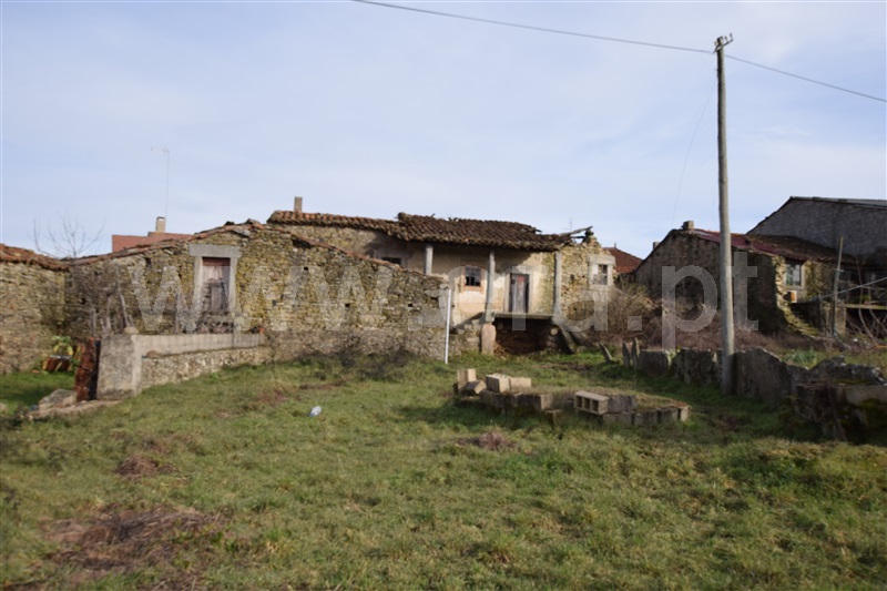 Moradia T2 / Vimioso, Caçarelhos e Angueira