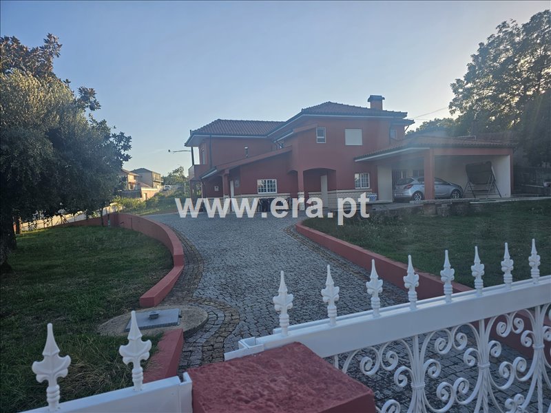 Moradia T3 à venda em Telões, €355.500