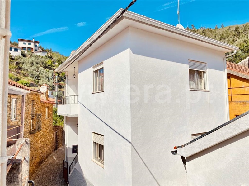 Moradia T3 / Arganil, Pomares