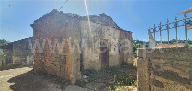 Moradia T3 / Armamar, Queimada
