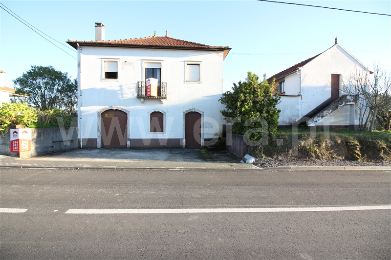 Moradia T3 em Colmeias e Memória, €100.000