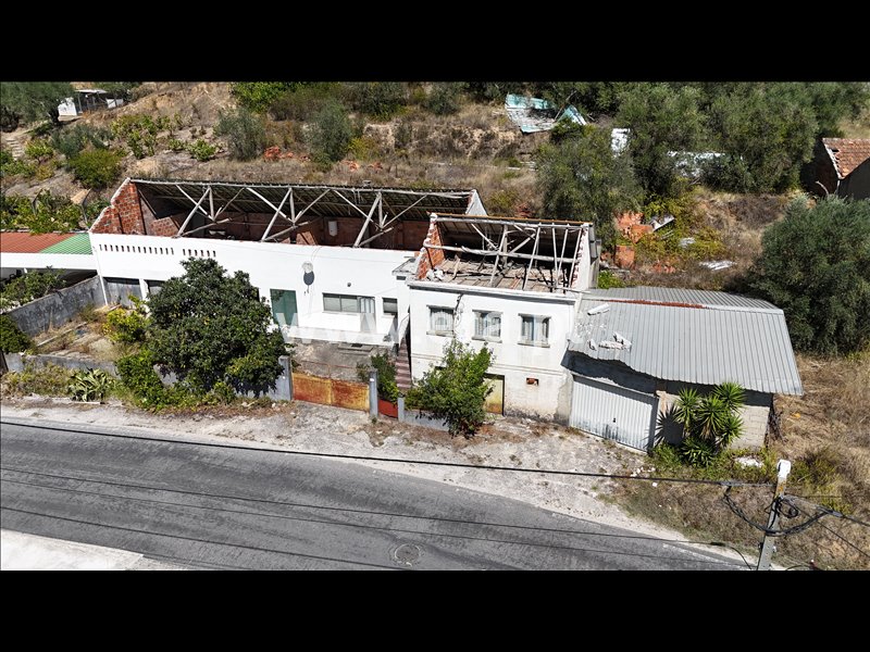 Moradia T3 em Rio de Couros e Casal dos Bernardos, €149.000