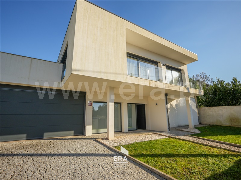 Moradia T3 / Santo Tirso, Carreira