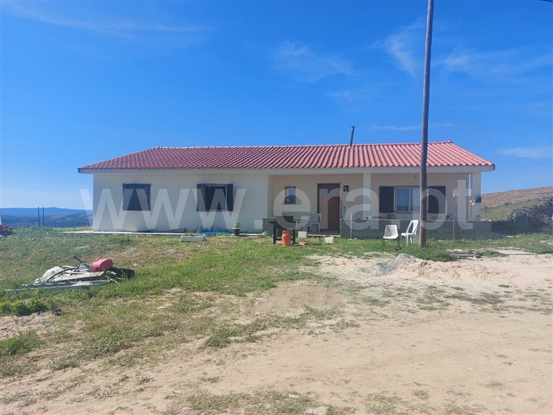 Moradia T3 / Vimioso, Algoso, Campo de Víboras e Uva