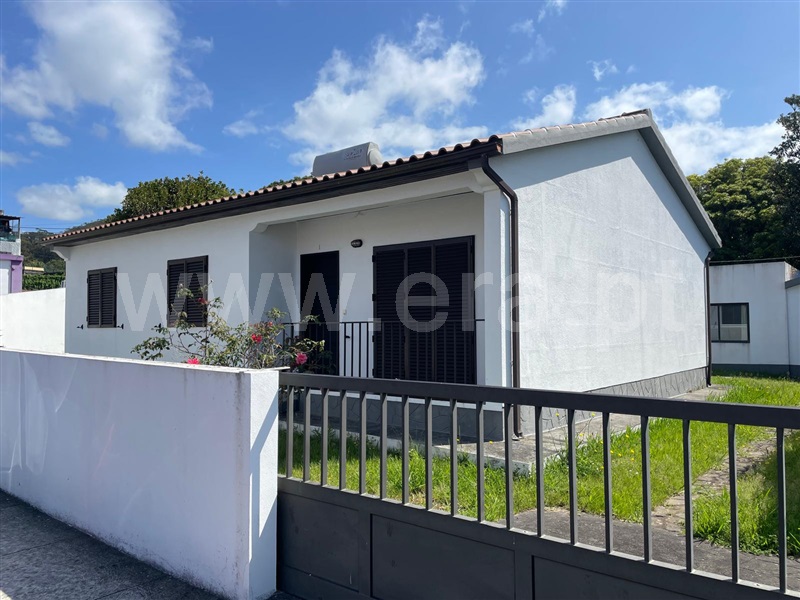 Moradia T4 / Angra do Heroísmo, Angra (São Pedro)