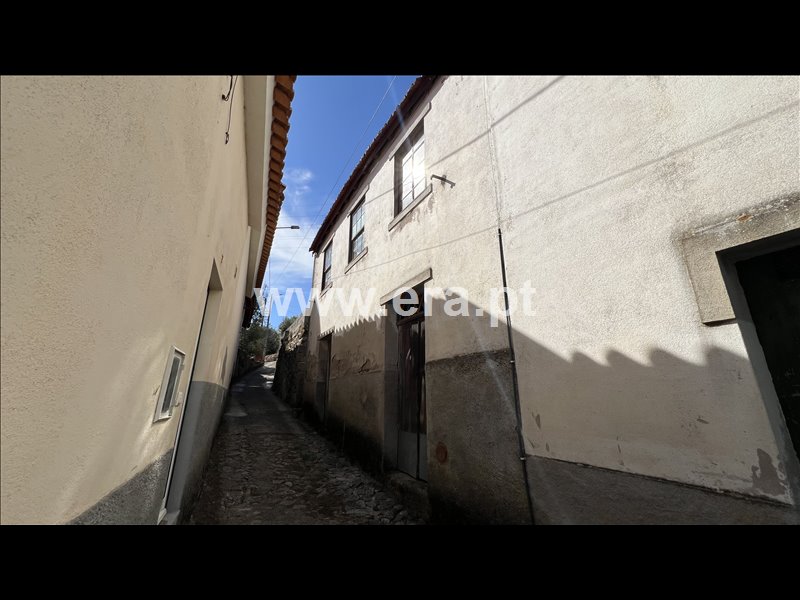 Moradia T4 em São Paio, €42.500