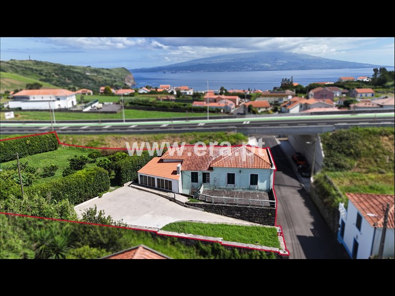 Moradia T4 em Horta (Matriz), €430.000