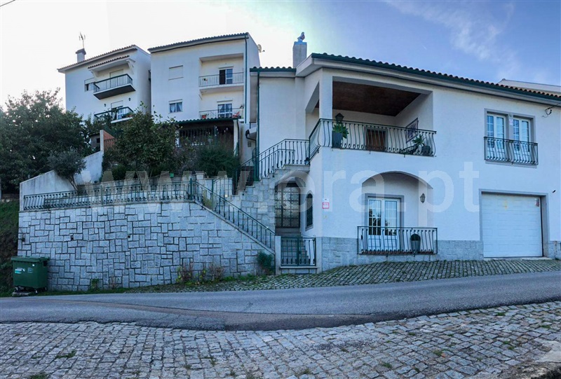 Moradia T4 / Oliveira do Hospital, Oliveira do Hospital e São Paio de Gramaços