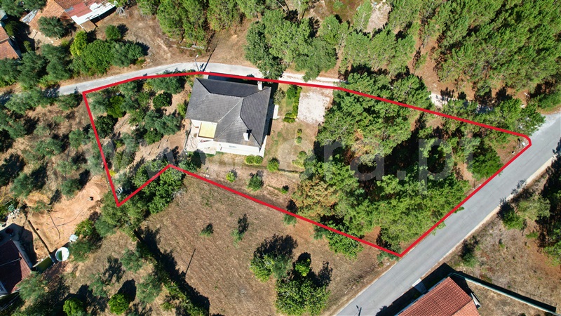 Moradia T4 com Quintal Ourém, Rio de Couros e Casal dos Bernardos - 1504434 - 2