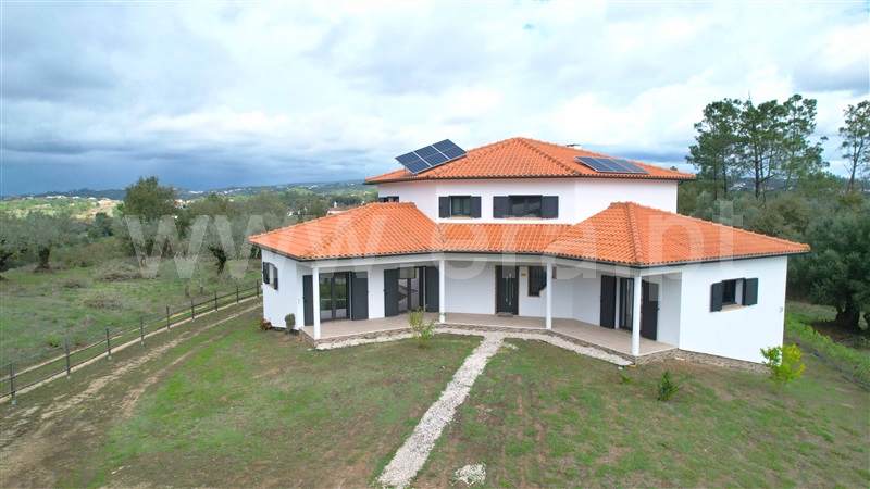 Moradia T4 / Pombal, Santiago e São Simão de Litém e Albergaria dos Doze