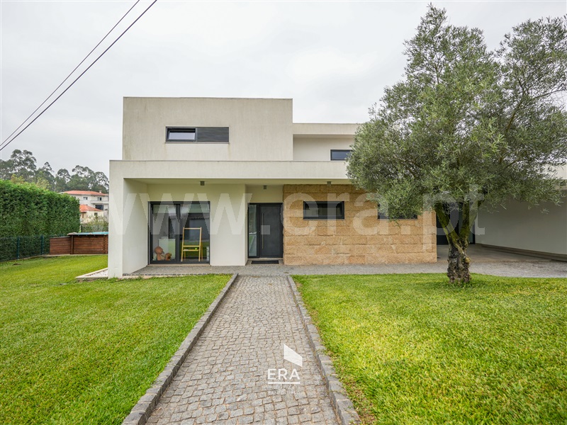 Moradia T4 / Santo Tirso, Carreira