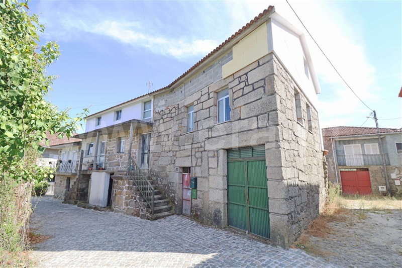 Moradia T4 / Sátão, Romãs, Decermilo e Vila Longa