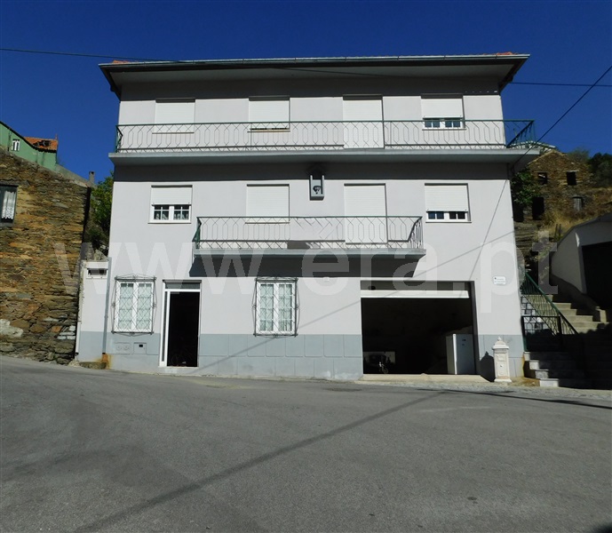 Moradia T4 em Sazes da Beira, €177.000