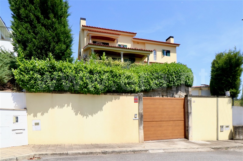 Moradia T4 / Valongo, Campo e Sobrado