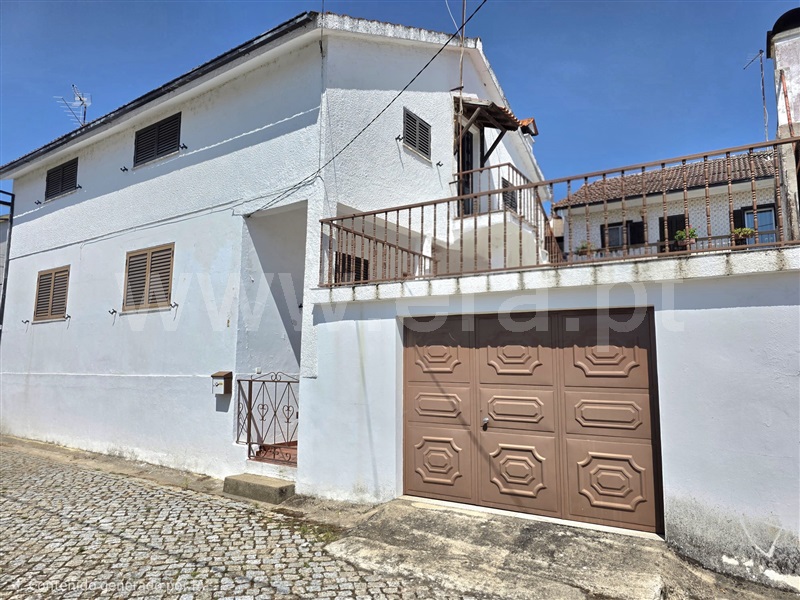 Andar Moradia T5 / Moimenta da Beira, Rua