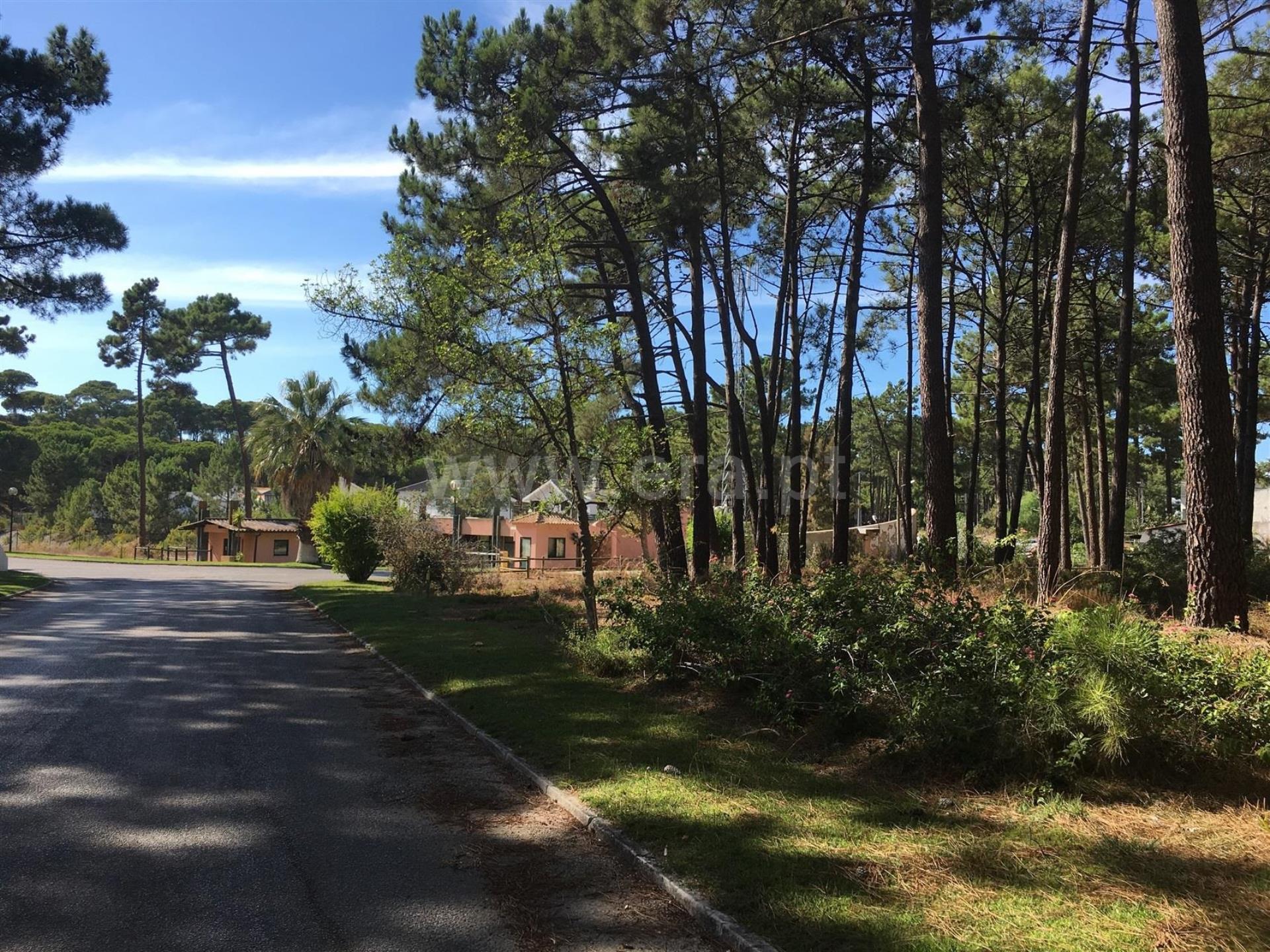 Land for sale in Almada, Portugal — €1,050,000