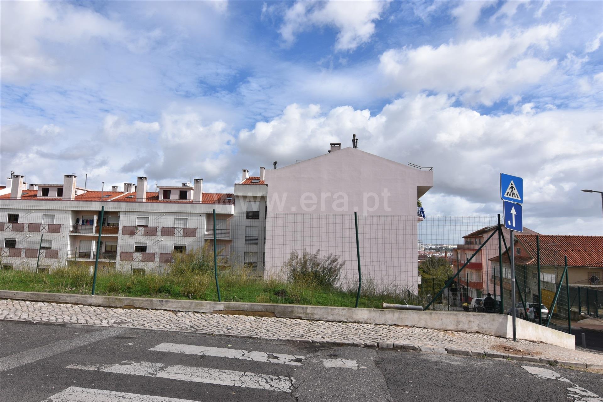 Land for sale in Amadora, Portugal — €305,000