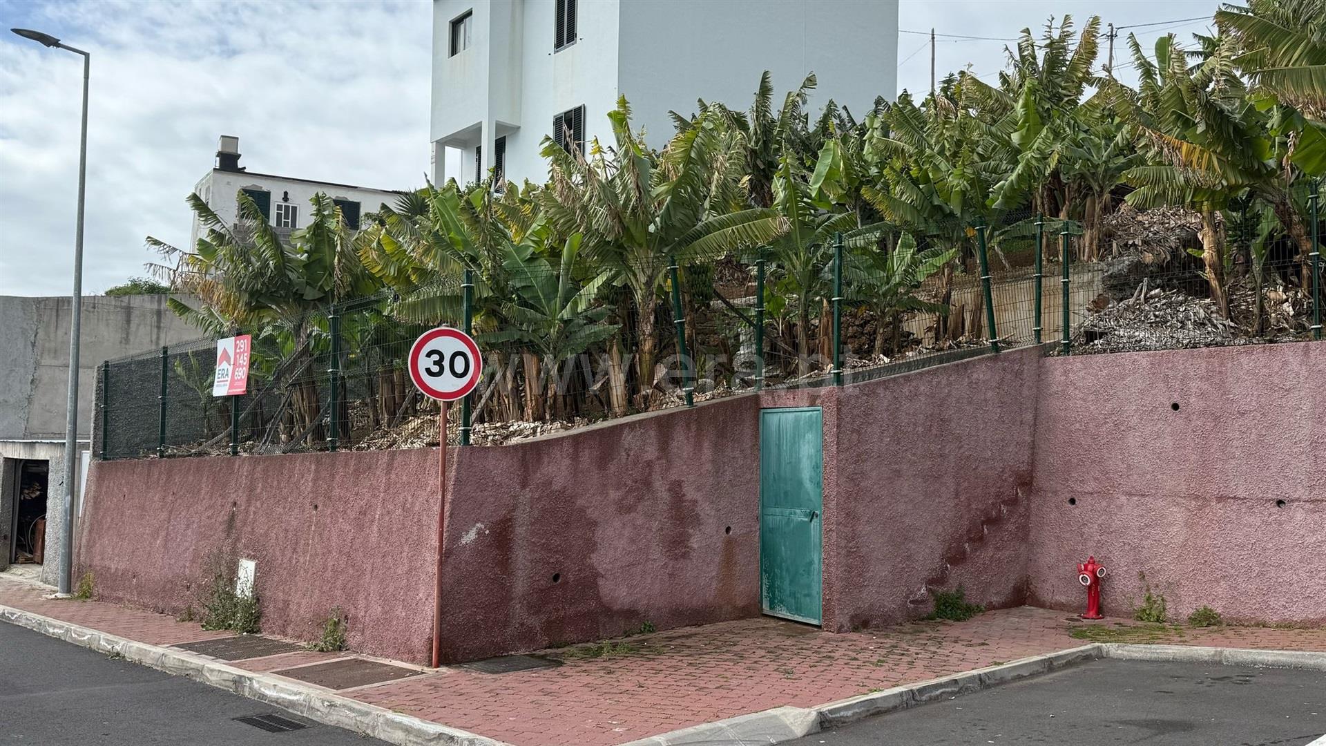 Land for sale in Câmara de Lobos, Portugal — €150,000