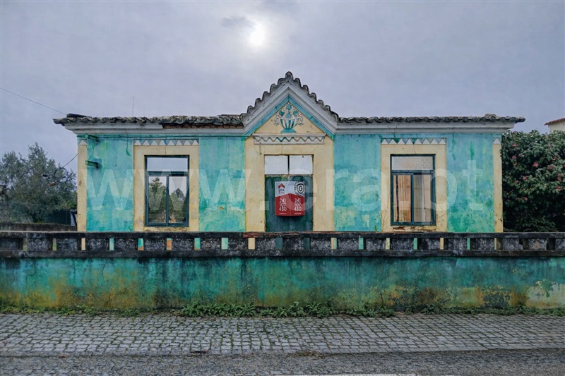 Terreno com ruina / Abrantes, Carvalhal
