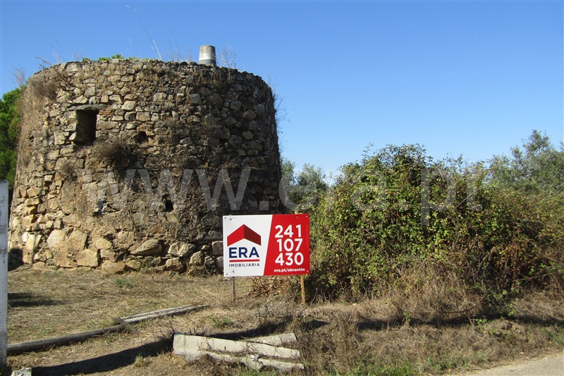 Terreno com ruina / Abrantes, Mouriscas