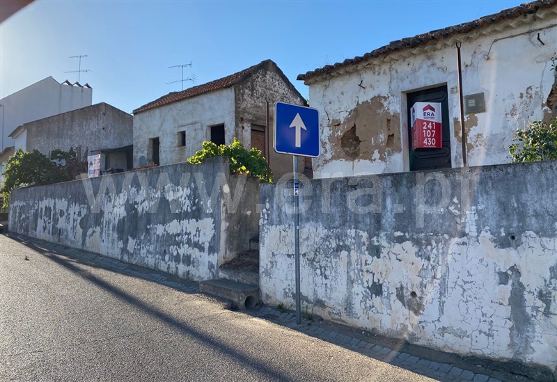 Terreno com ruina / Abrantes, Rio De Moinhos