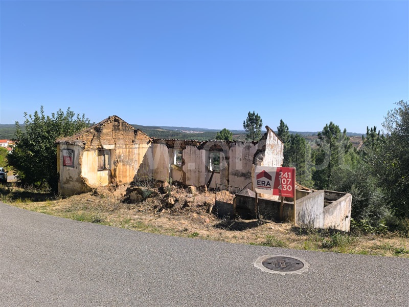 Terreno com ruina / Abrantes, Sentieiras