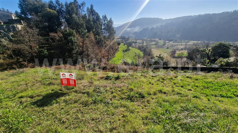 Terreno com ruina / Amarante, Freixo de Cima e de Baixo