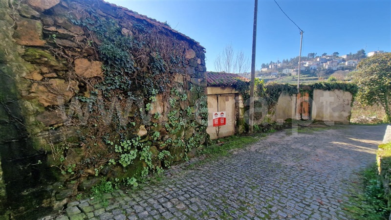 Terreno com ruina / Amarante, Freixo de Cima e de Baixo