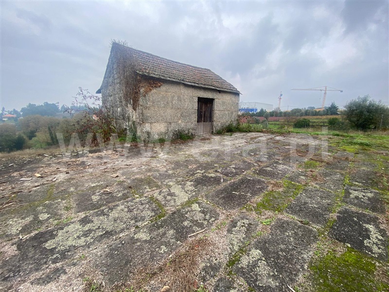 Terreno com ruina / Amarante, Lomba
