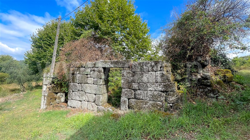 Terreno com ruina / Amarante, Mancelos