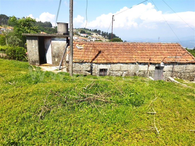 Terreno com ruina / Amarante, Mancelos