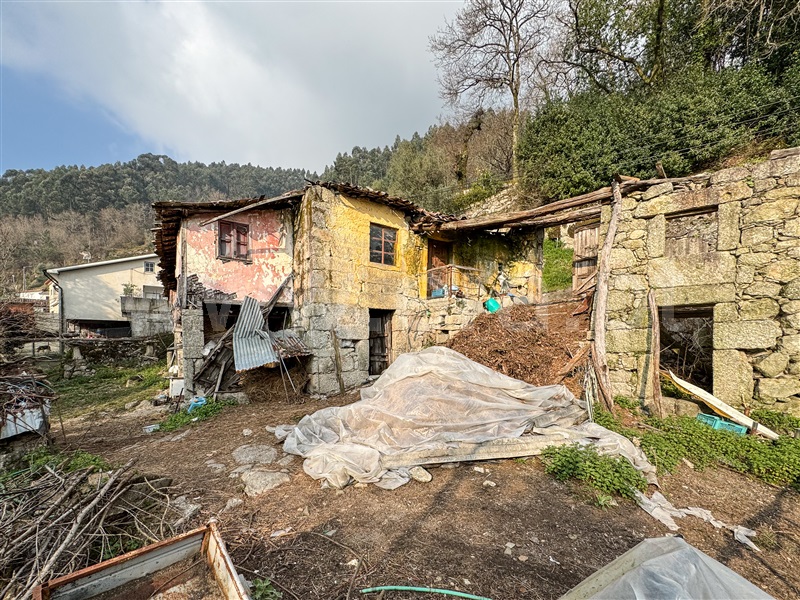 Terreno com ruina / Amares, Vilela, Seramil e Paredes Secas
