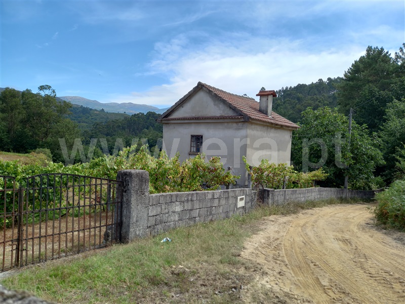 Terreno com ruina / Arcos de Valdevez, Grade e Carralcova