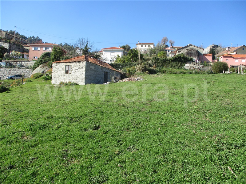 Terreno com ruina / Arcos de Valdevez, Padreiro (Salvador e Santa Cristina)