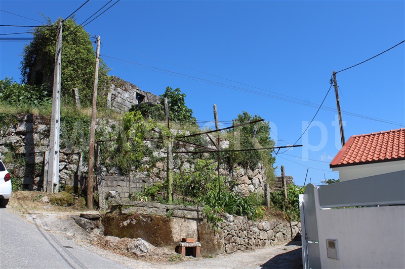Terreno com ruina / Arcos de Valdevez, Vale
