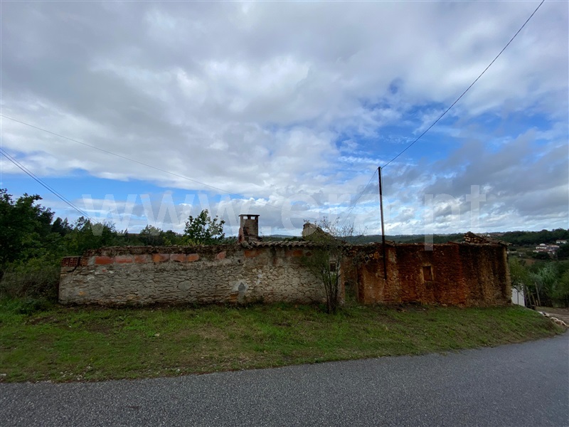 Terreno com ruina / Arganil, Côja e Barril de Alva