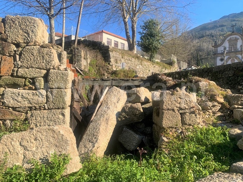 Terreno com ruina / Baião, Teixeira e Teixeiró