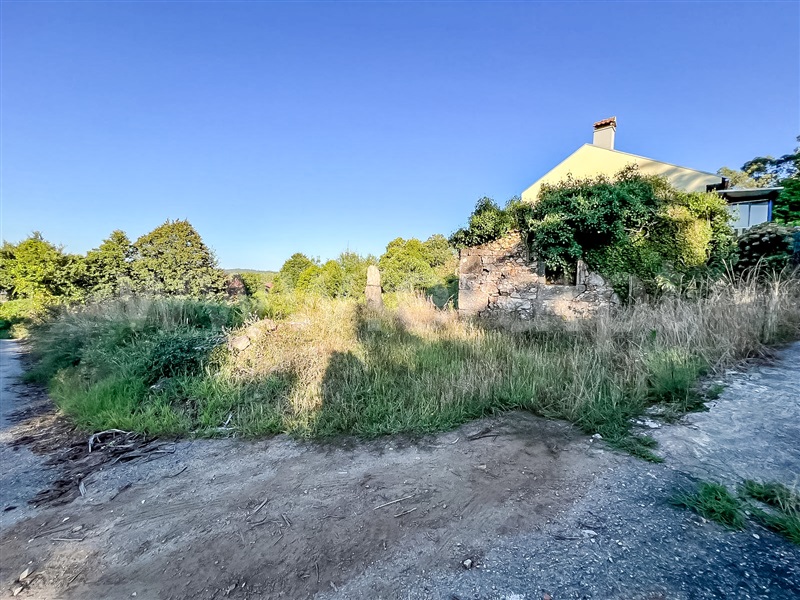 Terreno com ruina / Barcelos, Alheira e Igreja Nova