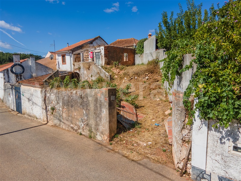 Terreno com ruina / Cadaval, Lamas e Cercal